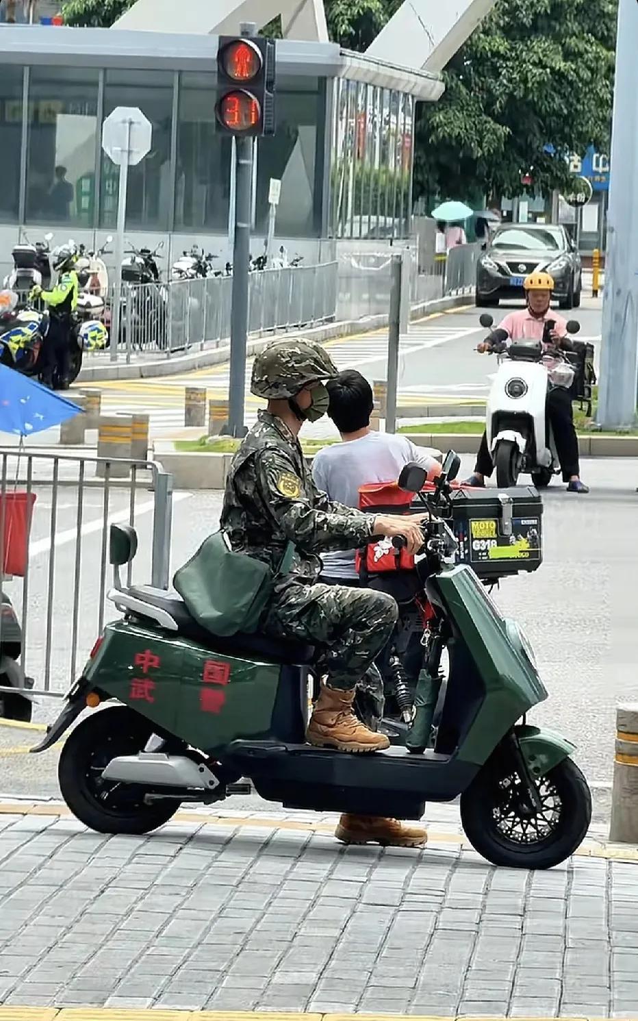 武警兵哥骑上电驴车，这就是武警机动队吧。
武警兵哥哥，在深圳这里执勤任务，出街都