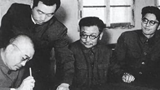 1953年，乔冠华酒后对李克农不敬，周总理怒斥：不知自己几斤几两