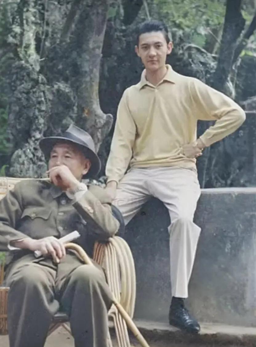 1965年蒋中正与次孙蒋孝武，
蒋孝武因显赫家世，学业成绩全班倒数，又喜欢打架闹