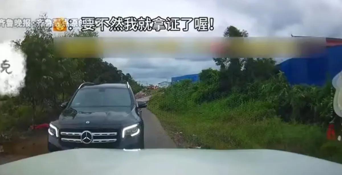 全国各地都有霸道的人，
但因为一个会车就“亮证”女子情商也是够高的，广西奔驰亮证