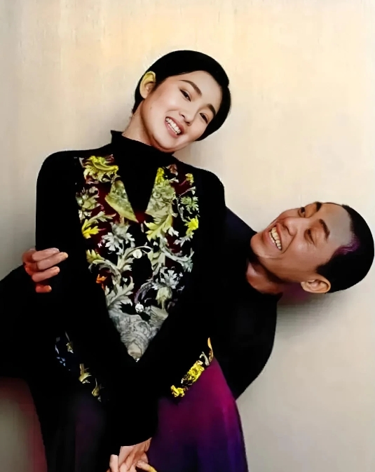 当时她们是真的相爱
为什么真爱的两个人
却不能在一起。
如今不知她们心中是否后悔