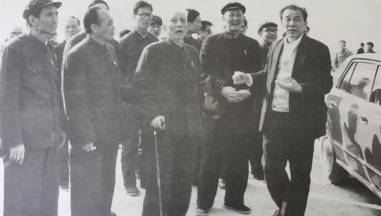 1989年，王震到长沙参加陶峙岳的追悼会，结束后，张万年、郭林祥等前来送行，亲切