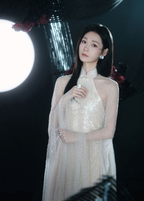 段奥娟的静谧穿搭，整组的妆造，真的很有感觉！