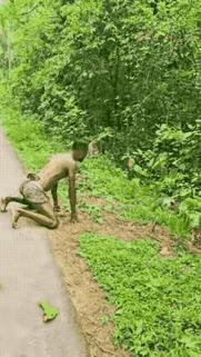 这位练的应该就是传说中的猴拳吧。