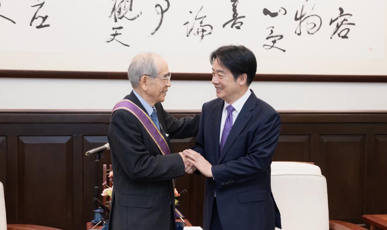 中国台湾省，此人与日本人见面，颁授交流协会前会长大桥光夫大绶景星勋章。
时间是6