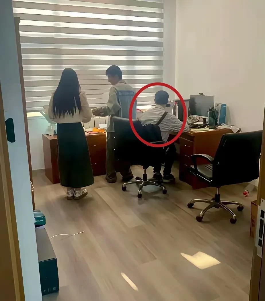 韦神办公室背对大门，确实特立独行 ​