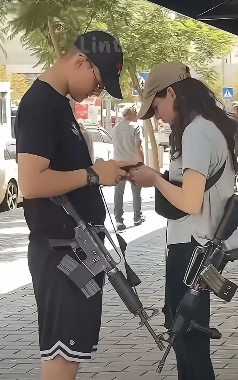 在以色列，人们可以肩携佩枪在街头，也没听说过有枪击事件。

全世界有几十个国家，