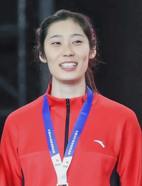 强烈建议朱婷重返国家队[玫瑰]

1、目前中国女排“锋无力”，李盈莹伤病缠身，有