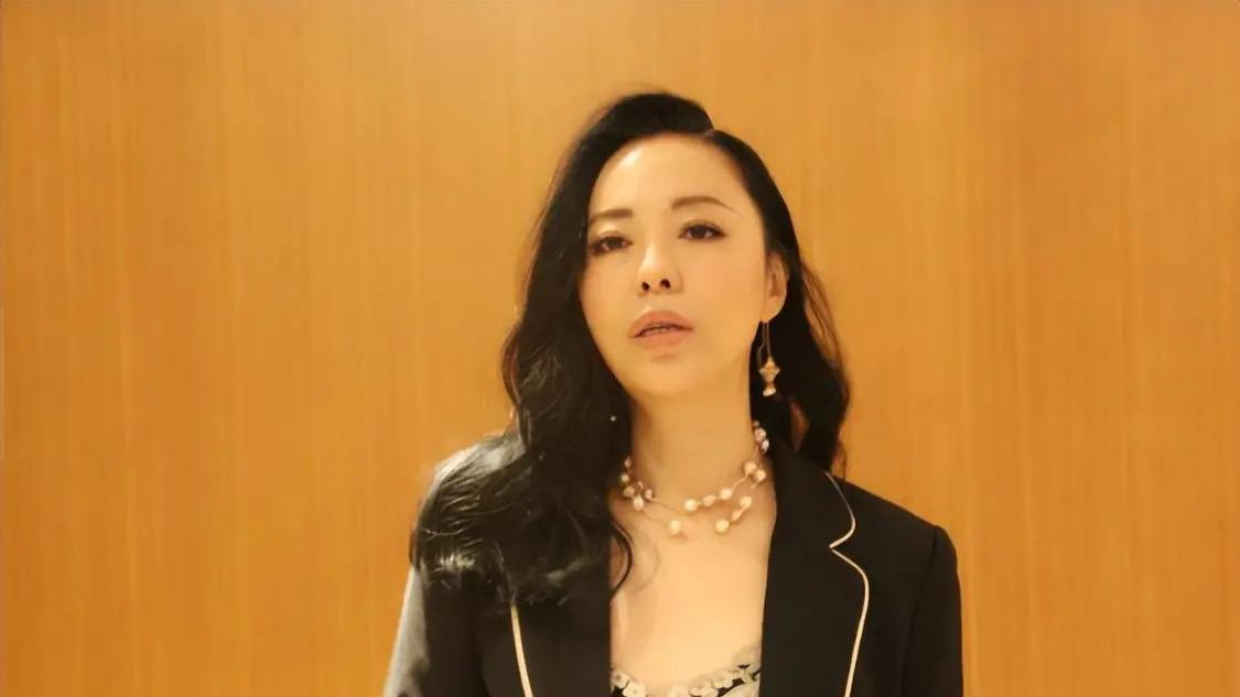 歌手黄绮珊：膝下没有孩子，54岁只有“干儿子”杜海涛