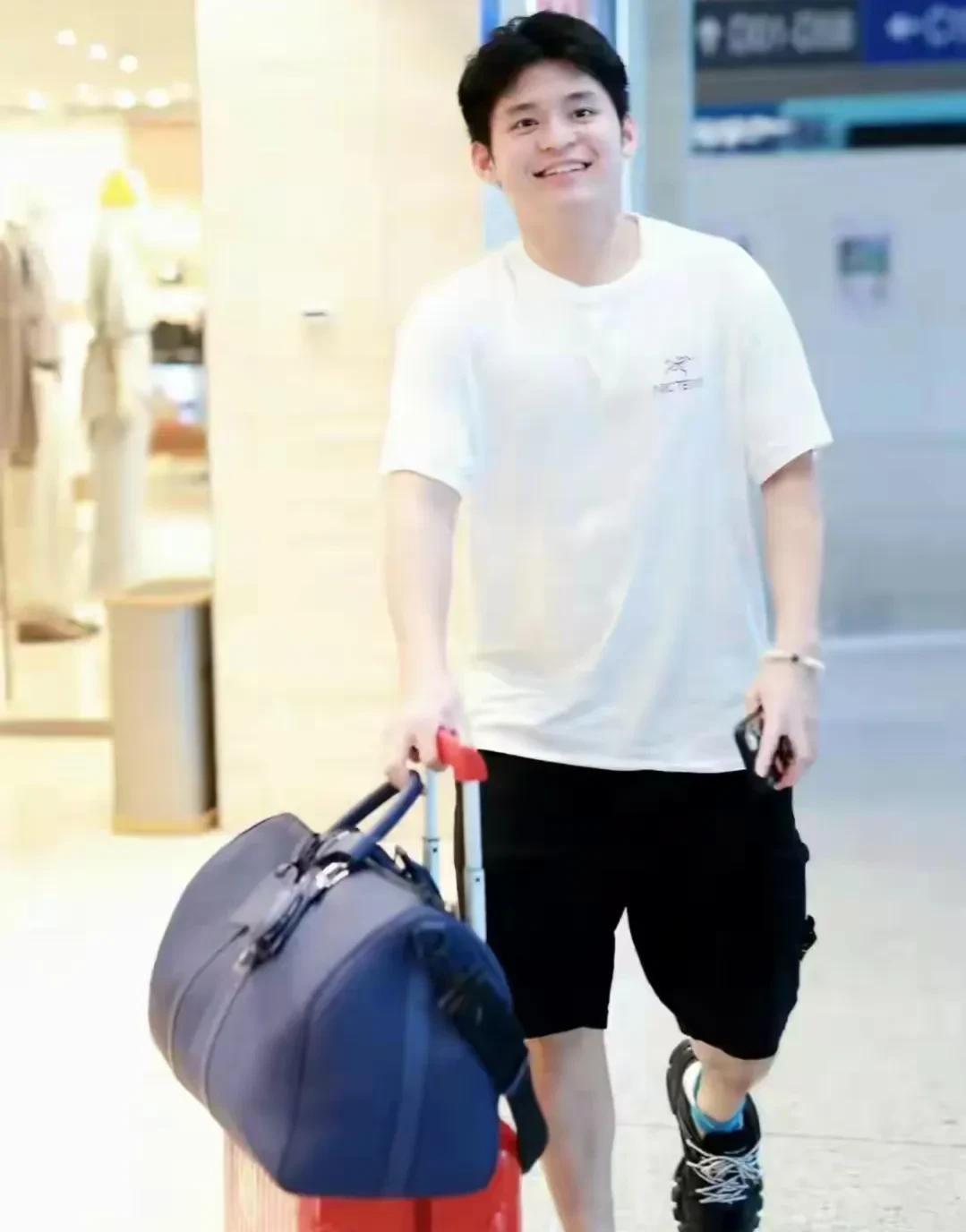 林诗栋快乐出发了，在他身上看不到疲惫，就是一个快乐大男孩。
乒超联赛第三阶段在新