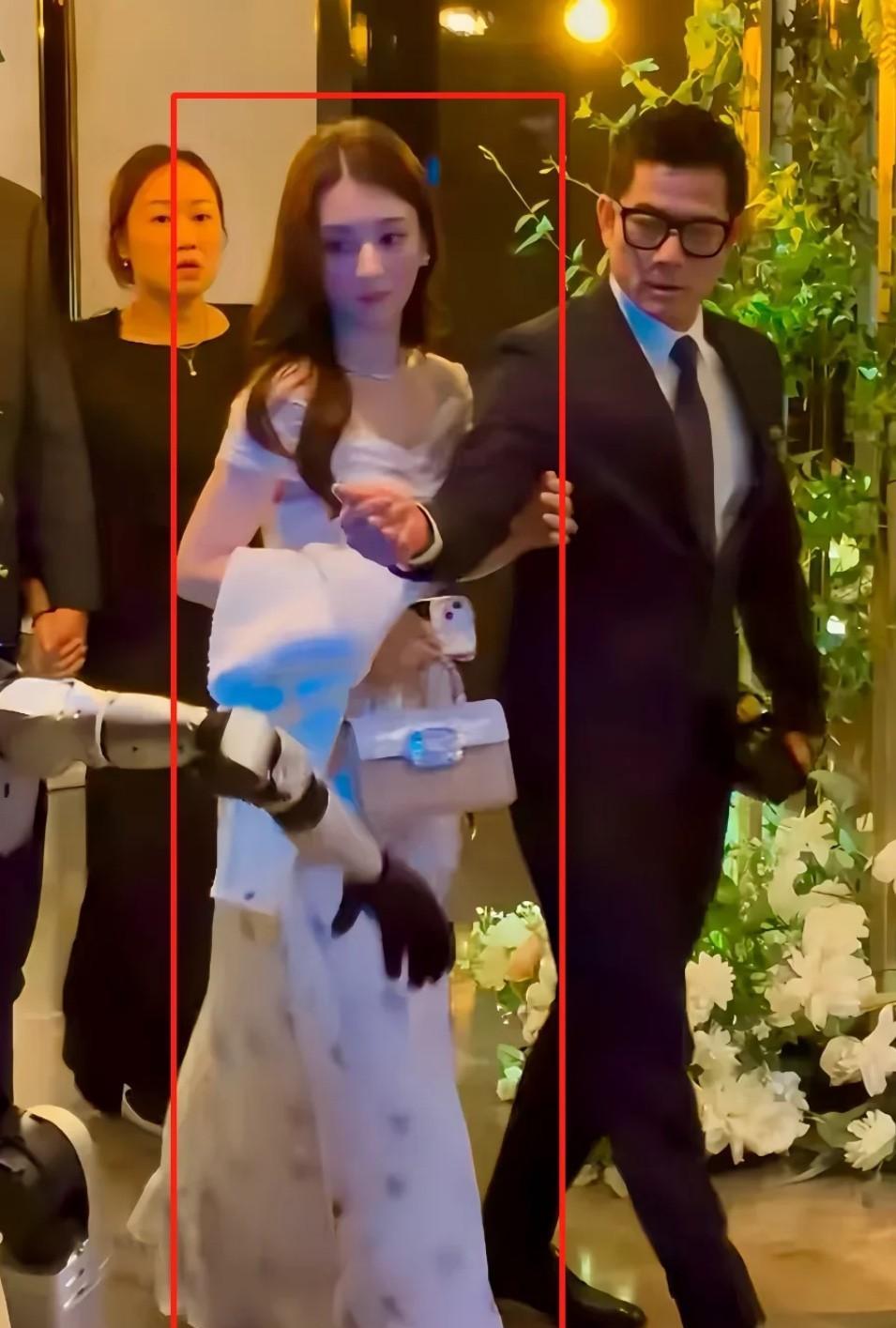 郭富城两岁的时候发生了一件大事，那就是他老丈人出生了。以前找过那么多个，说实话也