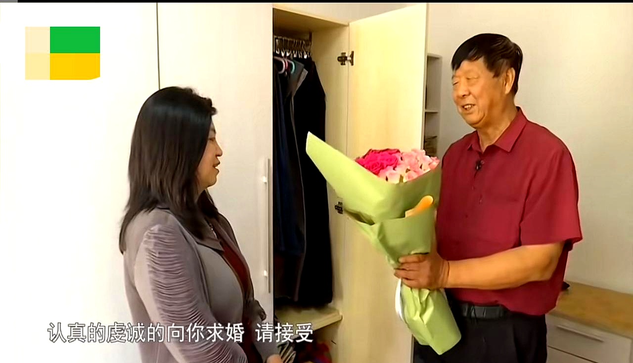 在这个小城的街头，春风拂面，阳光透过树叶洒在地上，形成斑驳的光影。大爷手中握着那