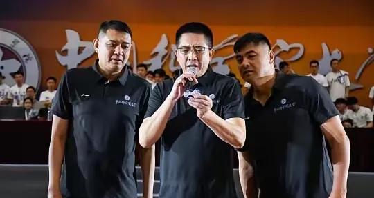 这三个哥们儿绝对是中国篮球的吉祥物，当年作球员时是球队的压舱石，哪儿哪儿都有他们