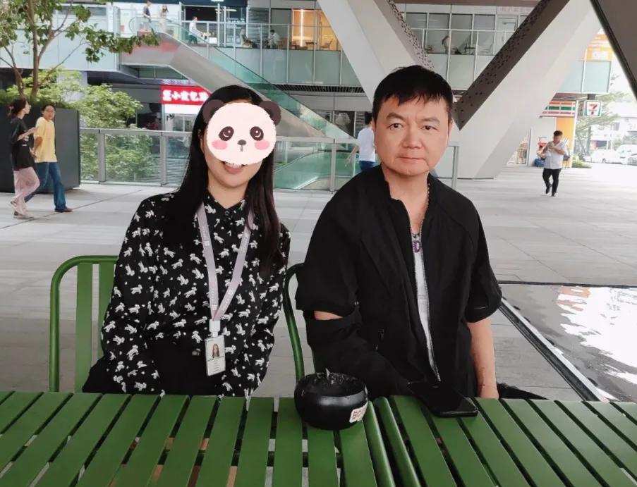 艾威丧妻后罕露面！收起悲伤情绪，大方与网友合影
5月27日，某网友在个人社交账号