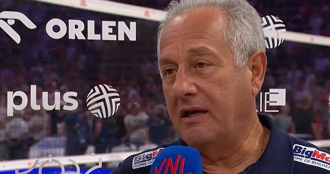 意大利女排主教练哭了[流泪][流泪]这个1951年出生，今年已经74岁的贝科斯拉