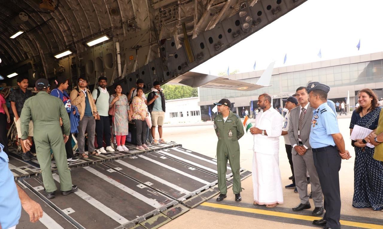 印度空军一架C-17运输机在“辛德胡行动”中从以色列撤离了165名印度公民。该飞