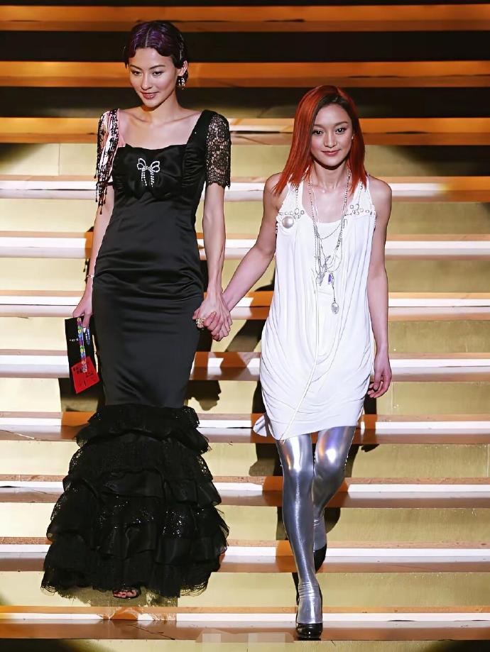 2005年的张柏芝和周迅，千万不要和比自己高 ​​​