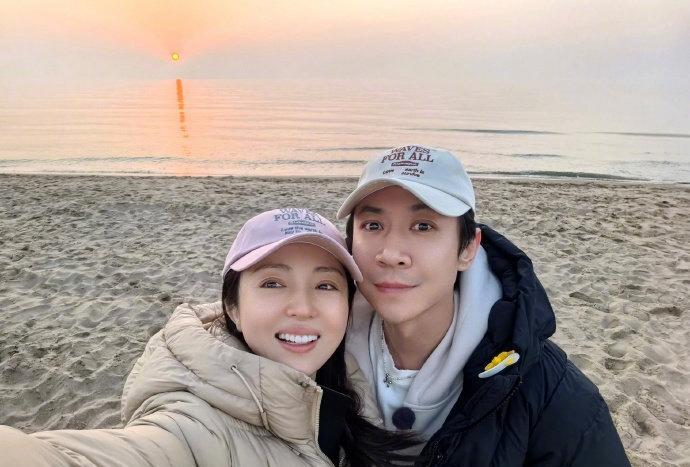张维伊真的是捡了个大便宜，
你看董璇都37岁了，
带出门去可比20多岁的小女生可