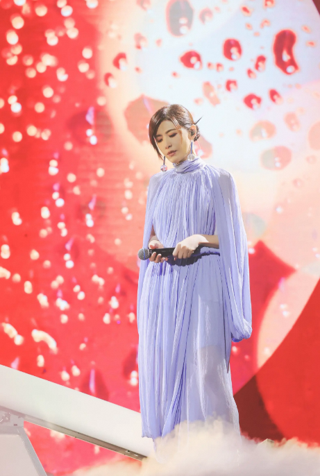 苏慧伦演唱会: 玫瑰赠歌迷，美背惊艳全场