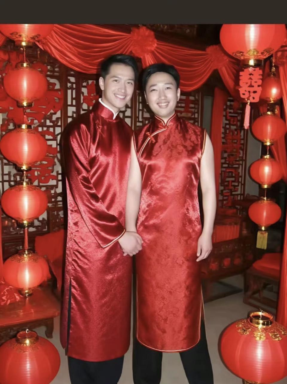 2025年8月下旬，“许你于晟 偷穿红衣只为嫁你一次”这梗爆火，全靠网友对於正和