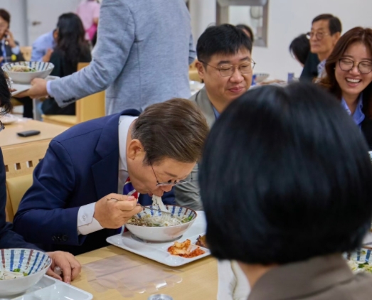 万万没想到啊！韩国总统又因为吃饭火了！

韩国总统李在明与媒体记者在总统府食堂吃