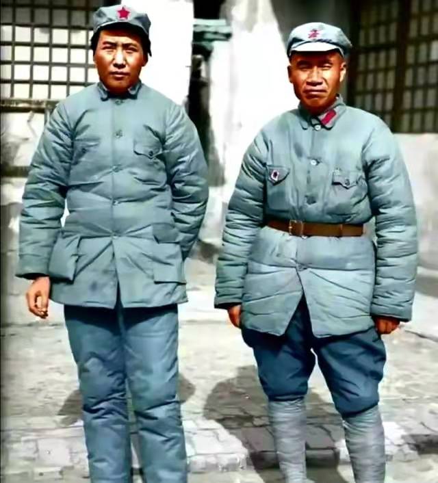 中央红军的两根擎天柱，毛主席霸气刚毅，朱老总威武敦厚，他们是珠联璧合，相得益彰。