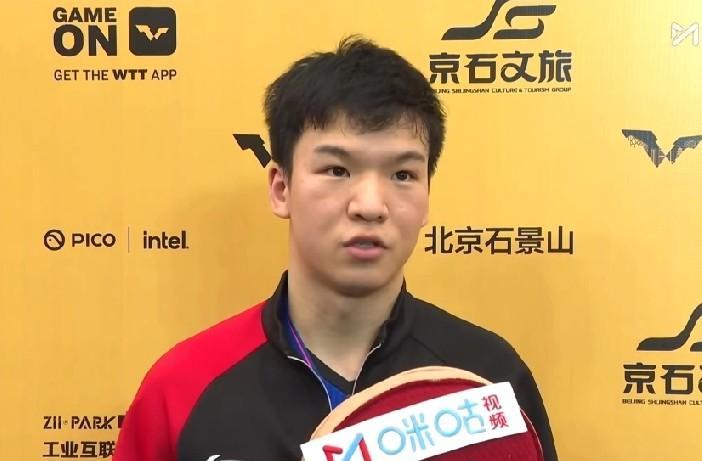 向鹏感谢陈振江教练，为他拿下比赛保驾护航。
向鹏得分他呐喊，向鹏失分用手势告诉他