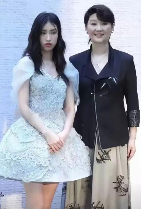 冯小刚是名导演，徐帆是老戏骨，徐朵进入演艺圈可以说是要资源有资源，要演技有父母亲