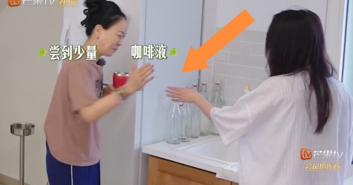 李沁表面上答应那英给她冲咖啡，
那英一喝
就觉得很不对劲，
伸手就想“打”她。