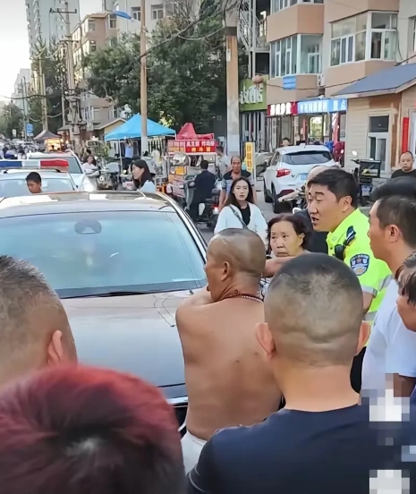 一只到处乱窜的狗被车撞死，一光膀子男拦住车，不让司机走，索要赔偿，最关键的是，他
