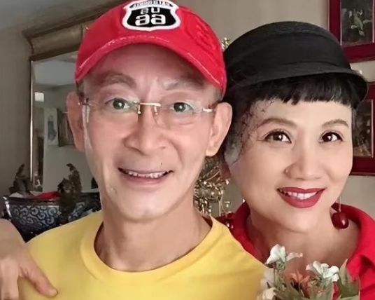 1995年，六小龄童的妻子因生不出儿子，主动提离婚，没想到丈夫3句话就让她瞬间泪