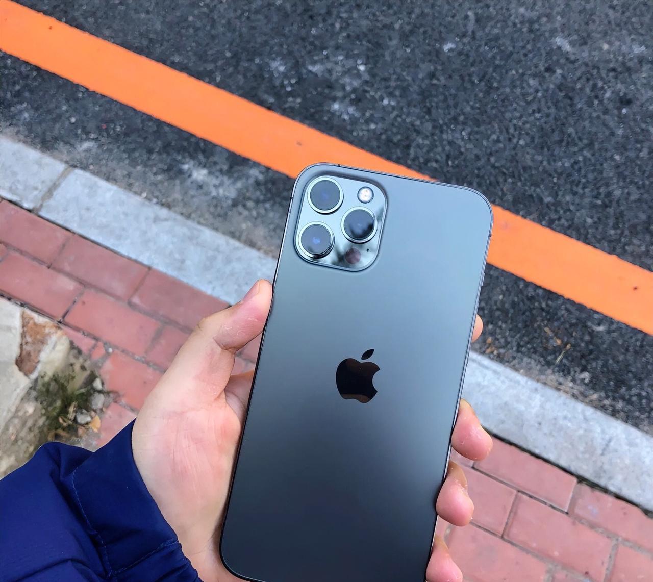 我发现一个奇怪的现象，
身边的年轻人几乎人手一块苹果手机，尤其是95后，甚至是有