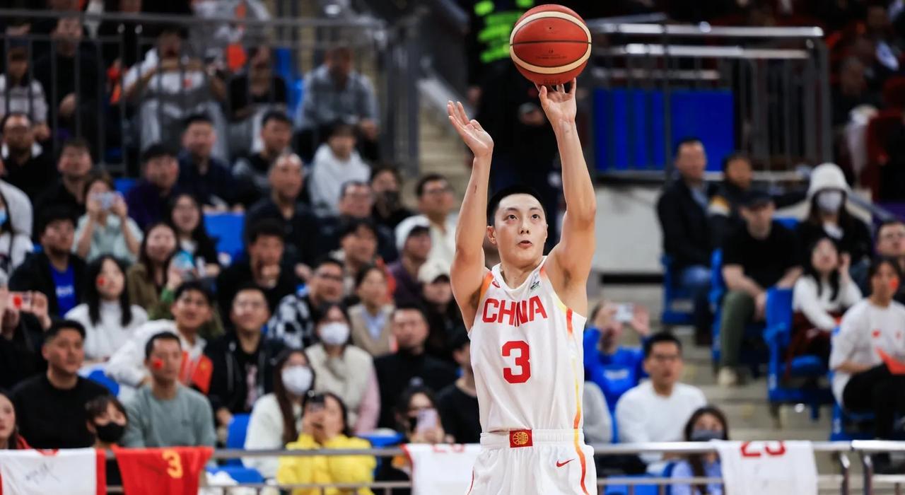 中国男篮15记三分大胜印度，胡明轩爆发，王俊杰百发百中。
中国男篮100-69印