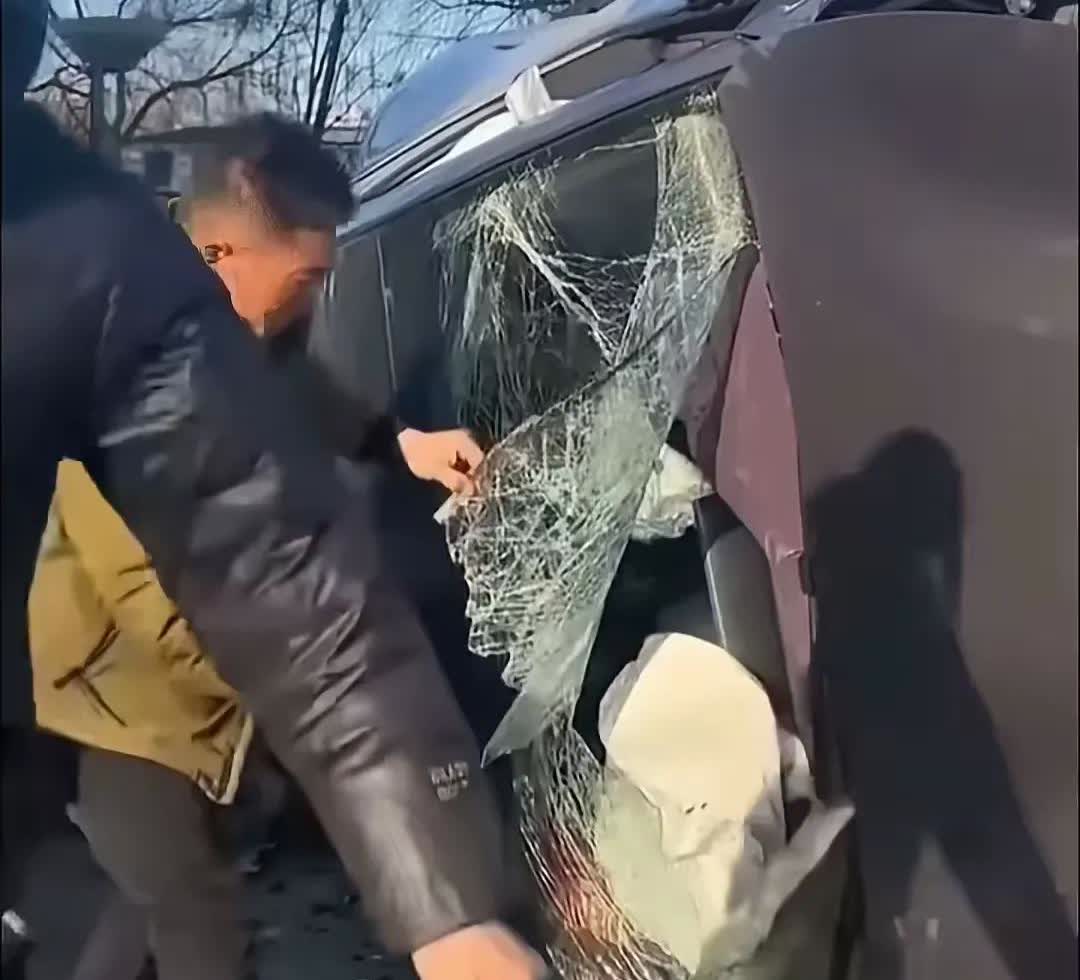 余承东曾表示汽车没必要百公里起步两三秒，然而却有一群黑子在下面肆意抨击。但要知道