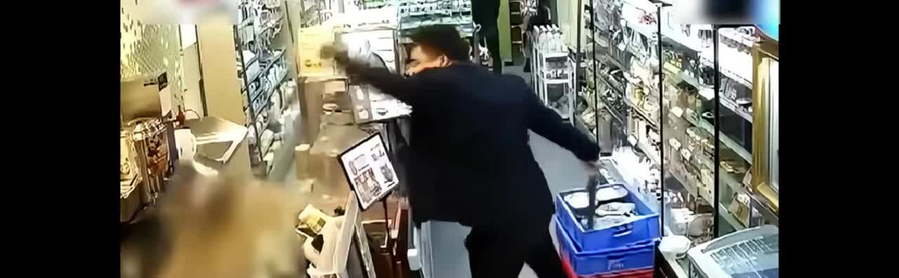 2018年12月底，广西南宁一男子因买玉米时与店员发生争执，先是抽打店员，见对方