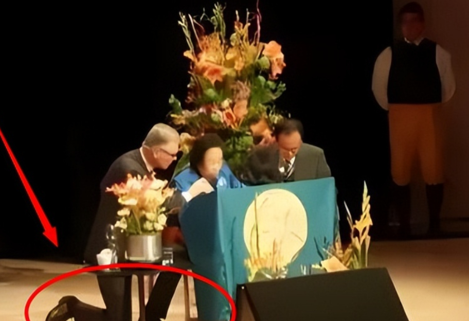 2015年，屠呦呦演讲时由于话筒线不够长，只能选择弯腰讲话，没想到，瑞典医学家安