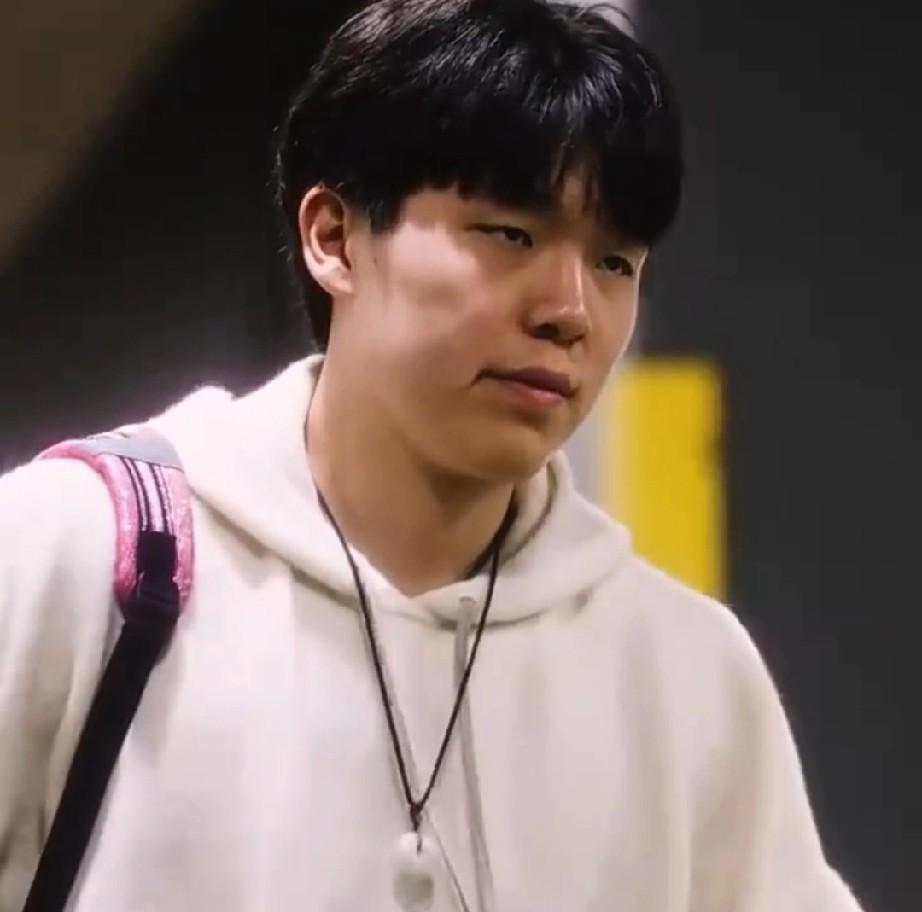 杨瀚森最近处在风口浪尖，开拓者发了他进球场的视频，主要展示穿搭也是nba的文化之