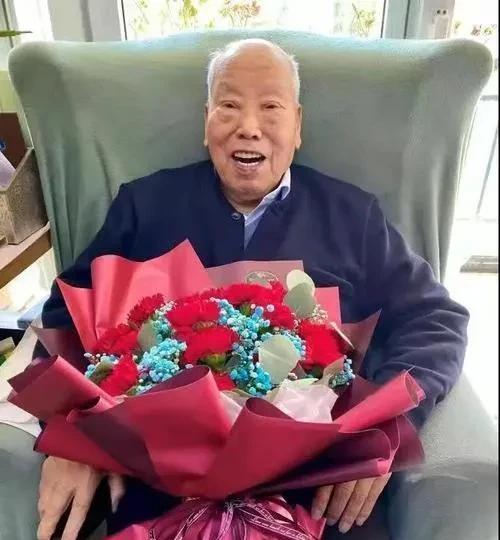 一个国家能源部的大干部，离休了。
你以为他要去北京哪个干休所里养花弄鸟，安享晚年