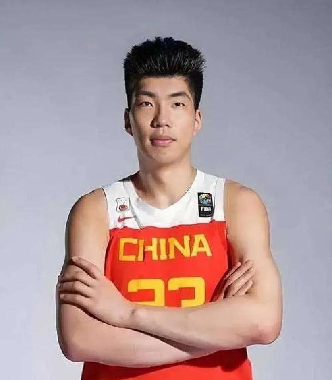 中国男篮大中锋余嘉豪是被严重低估的一个球员，他最大的作用是在本次亚洲杯上与胡金秋