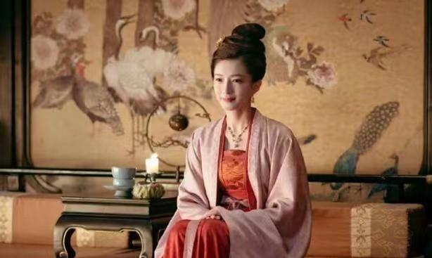 北宋时期，宋仁宗又一次在张贵妃的寝宫留宿，突然，张贵妃腻声道：“官家，臣妾想借曹