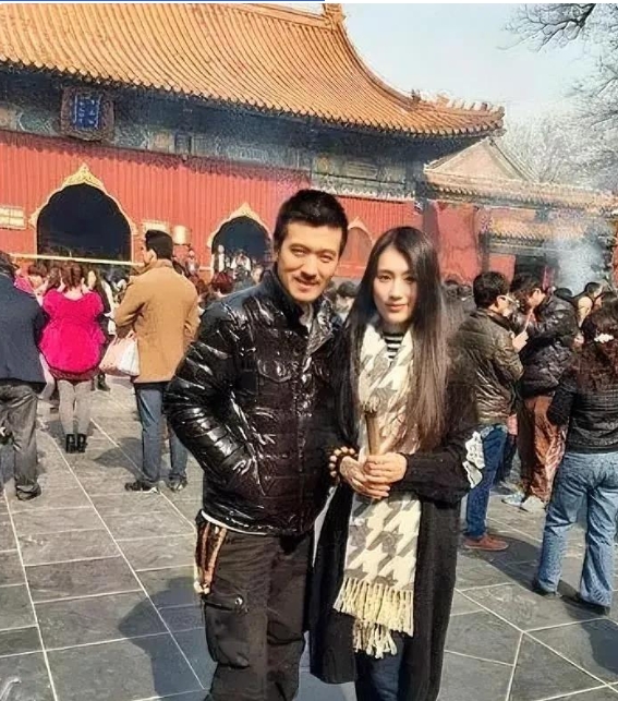 回想起那个淳朴的年代，黄圣依和杨子的故事满是青春冲动。那时他们都还年轻，一个冲动