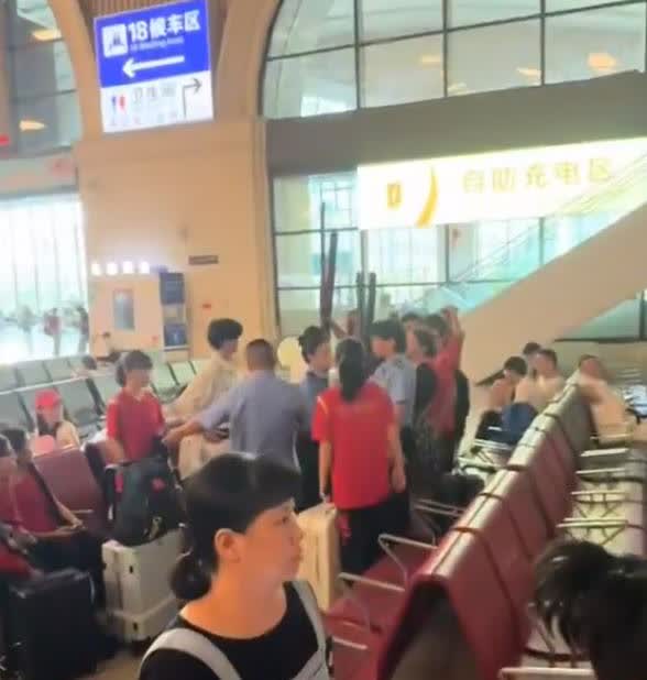 8月21日，武汉汉口站，一名民间武术比赛运动员试图利用民间机构出具的“红头文件”
