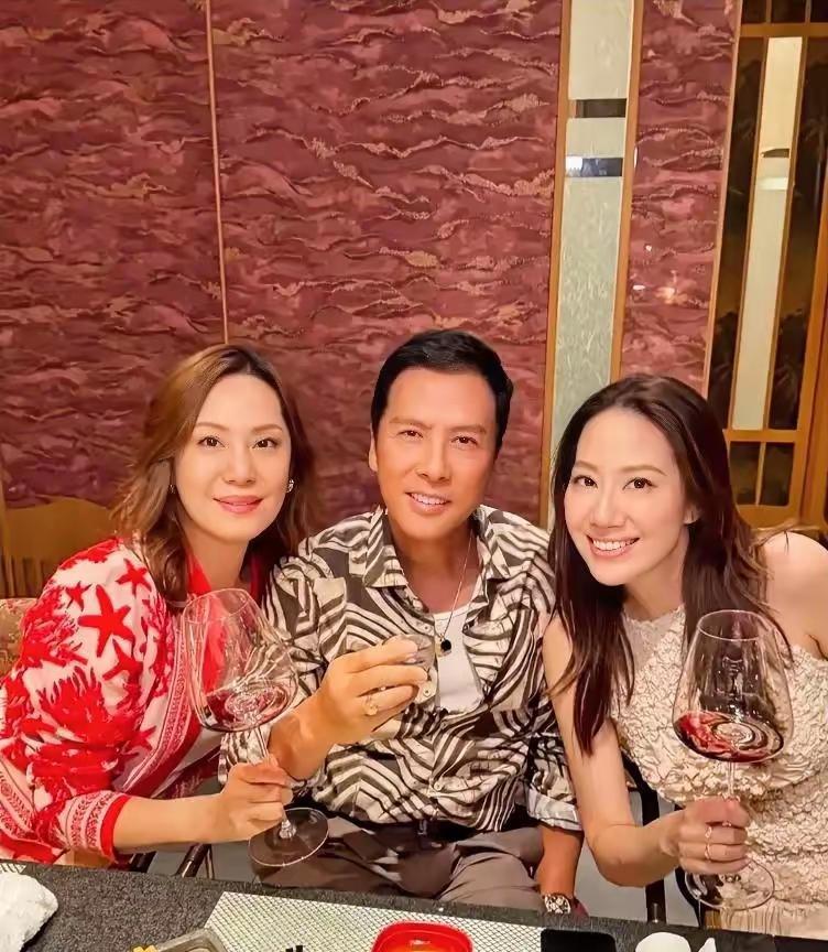 甄子丹和汪诗诗、岳母徐莉君三人一起用餐，甄子丹好福气啊？妻子汪诗诗好美啊？笑容灿