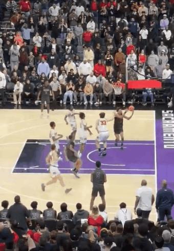 小儿子锁定冠军！詹姆斯进场疯狂庆祝！
这是D1州际冠军赛，詹姆斯二儿子布莱斯所在