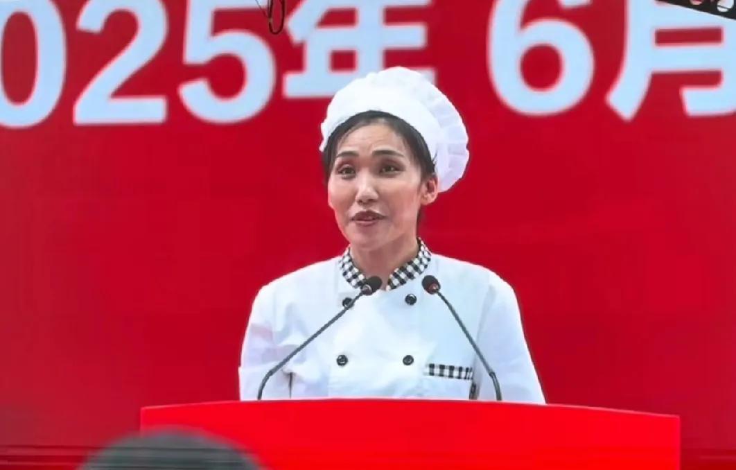 延边大学食堂阿姨，刘晓梅火了！一位做砂锅面的服务员，比专业演讲水平还高！虽然5分