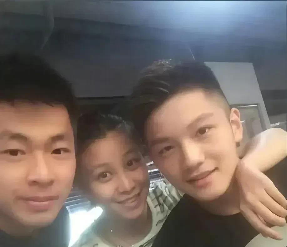 万万没想到
当年的小胖一点也不胖
眉清目秀
棱角分明
就连下颚线也如此完美
发型