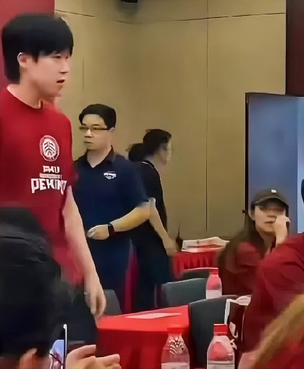 对于王楚钦来说，
在北大读研最大的困难，
恐怕不是课难上，
也不是论文难写，
而