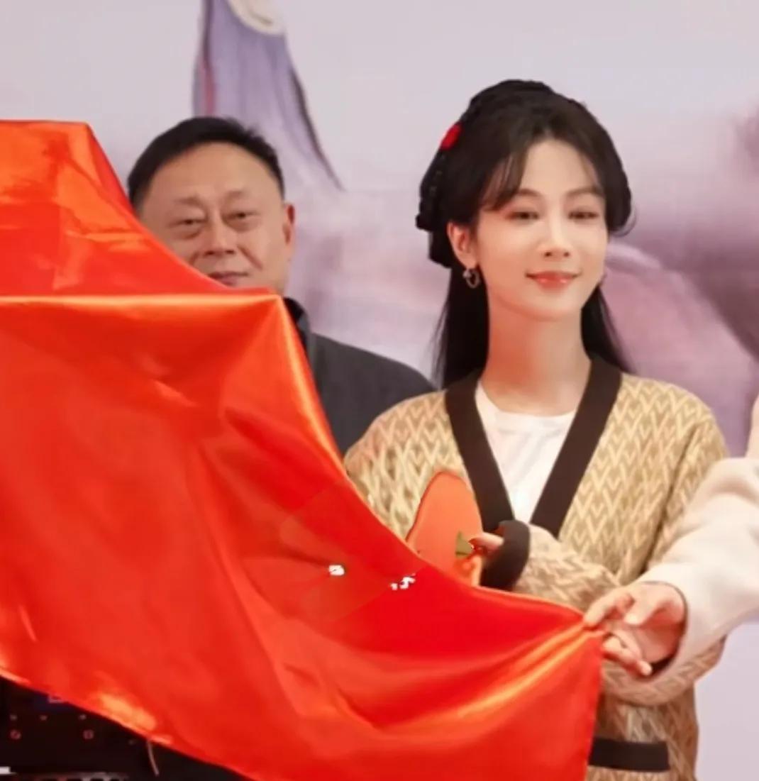 【杨紫黄梓瑕｜杨紫何惟芳｜杨紫锦绣芳华】
几经磨砺，千锤万杵。不惧风雨静待涅槃蜕