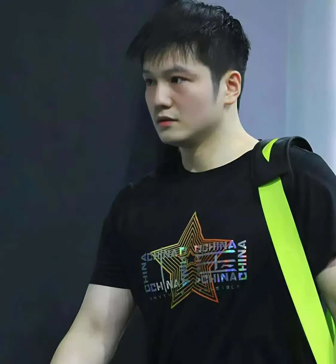 有人问了德国萨尔布吕肯俱乐部的经理，樊振东加盟后你们忙坏了吧。

他苦笑着翻