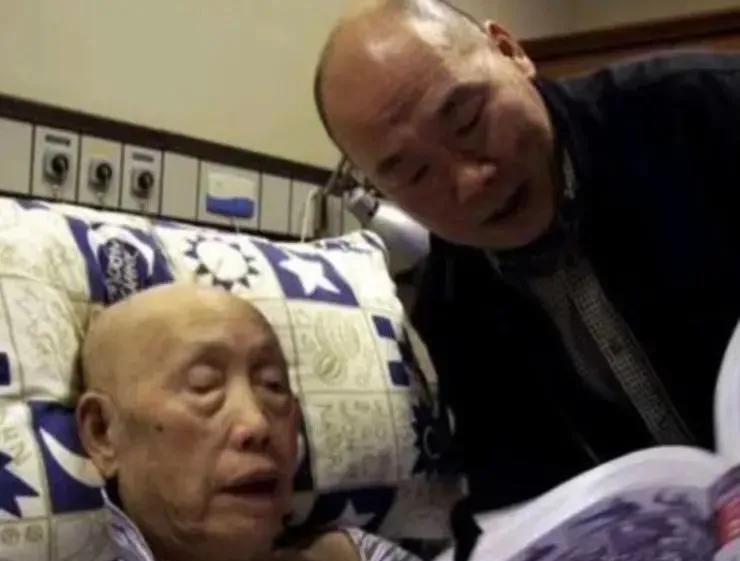 2008年，他在病房中留下了这张最后的影像。照片里，这位88岁的老人穿着蓝色病号